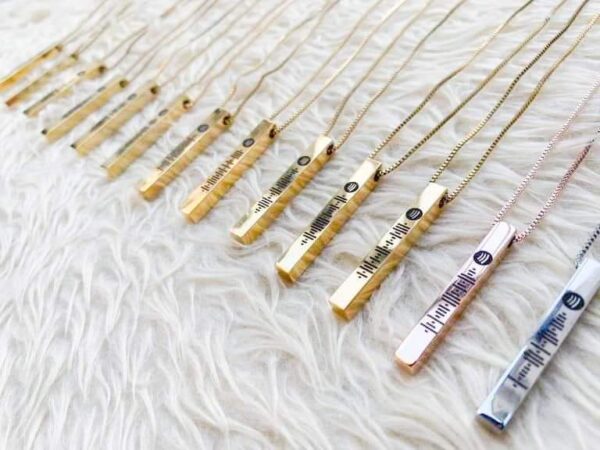 Luvecloset Customized bar neck pendant main image spotify engraved